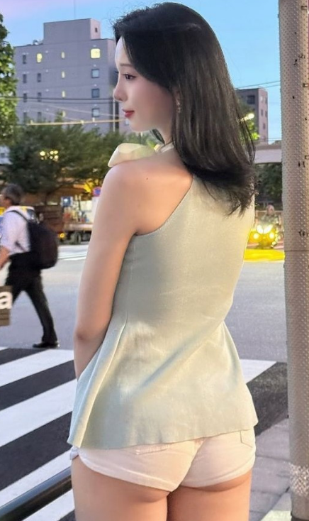 짧은 핫팬츠의 그녀