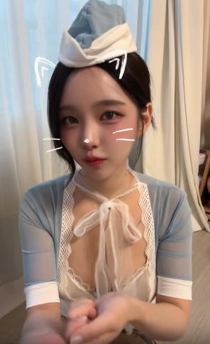 볼륨감이 드러나는 야릇한 코스프레
