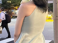 짧은 핫팬츠의 그녀