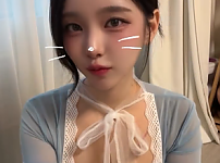 볼륨감이 드러나는 야릇한 코스프레