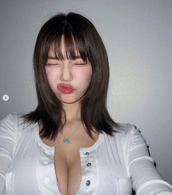 귀염한 표정으로 깊은 슴골 존예 빛베리 셀카