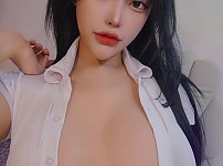 어마한 미드를 보여주는 열린 셔츠의 여캠 클라스